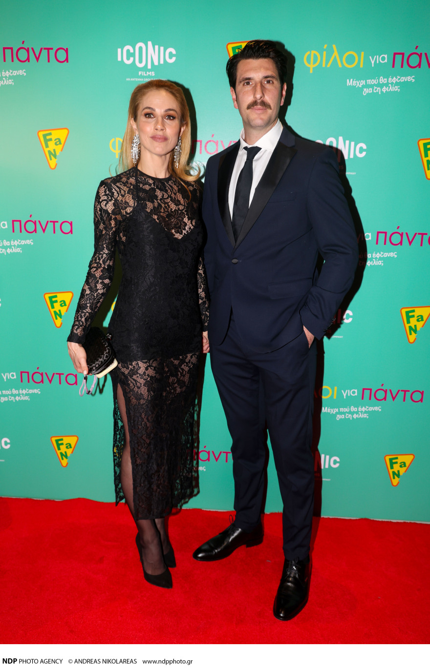 Η Ντορέττα Παπαδημητρίου συνοδευόμενη από τον Γιώργο Γεροντιδάκη στην πρεμιέρα της ταινίας που πρωταγωνιστεί