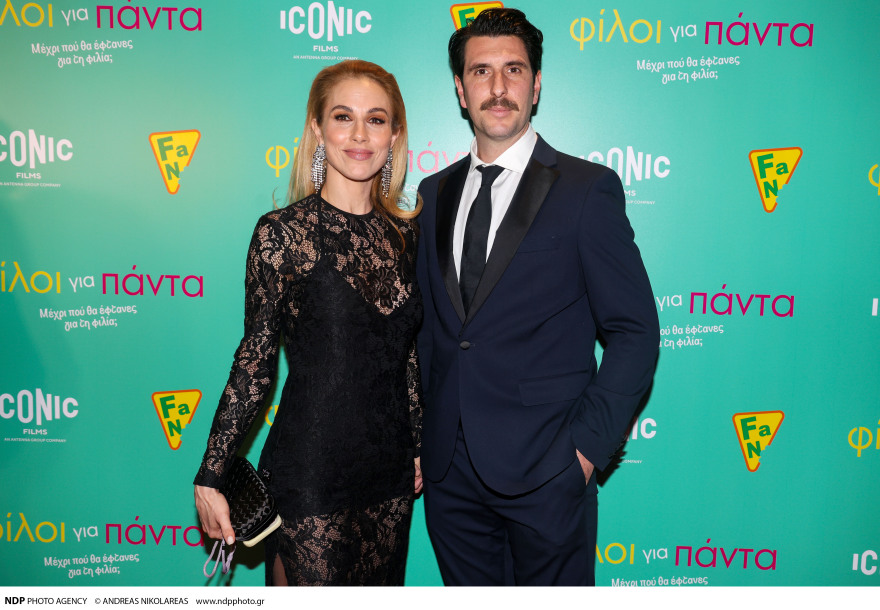 Η Ντορέττα Παπαδημητρίου συνοδευόμενη από τον Γιώργο Γεροντιδάκη στην πρεμιέρα της ταινίας που πρωταγωνιστεί