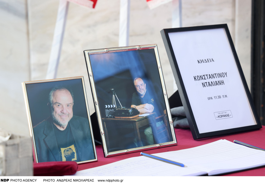 Συγκίνηση στο τελευταίο «αντίο» του Κώστα Νταλιάνη, συντετριμμένος ο αδερφός του Γιάννης