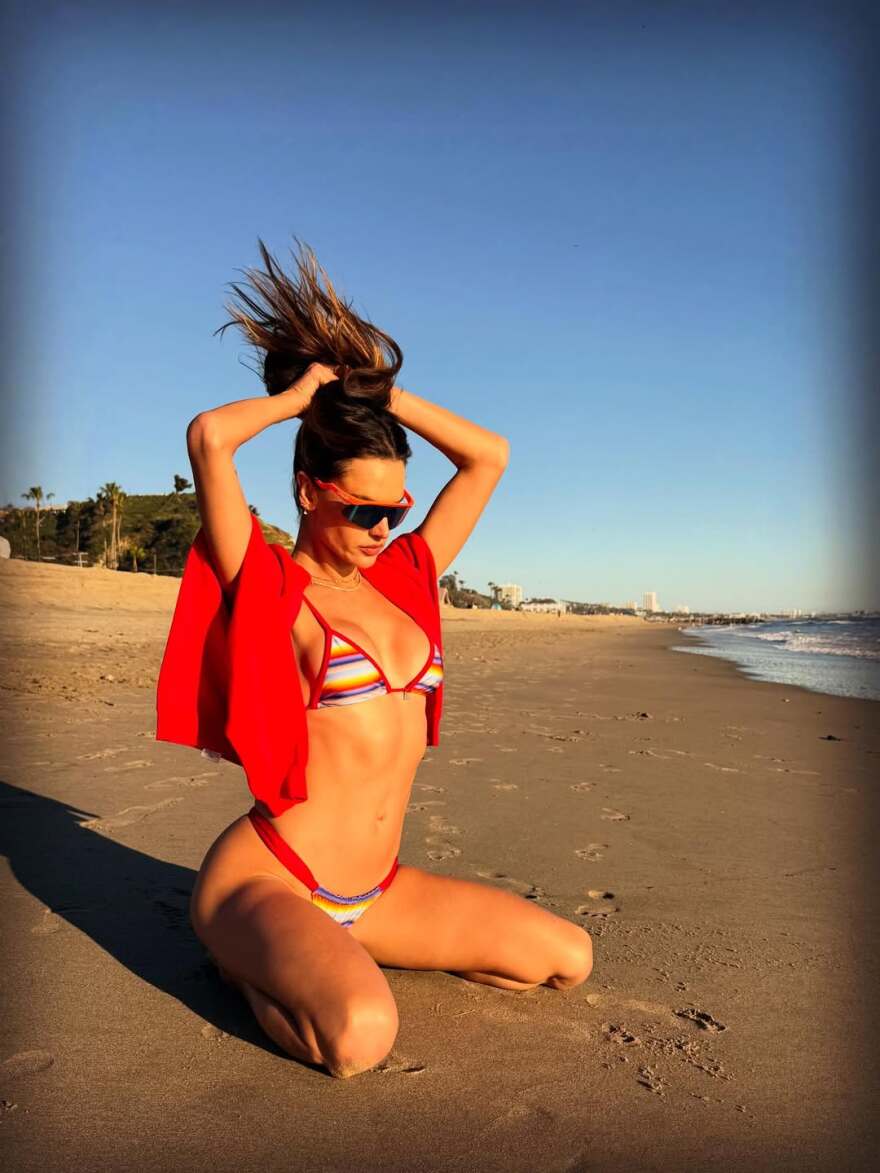 Αλεσάντρα Αμπρόσιο: Οι σέξι φωτογραφίες με πολύχρωμο μπικίνι σε παραλία του Μαλιμπού 