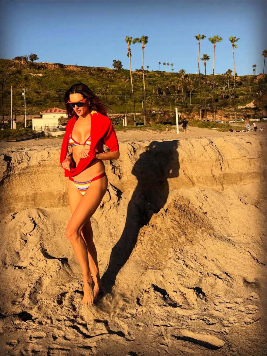 Αλεσάντρα Αμπρόσιο: Οι σέξι φωτογραφίες με πολύχρωμο μπικίνι σε παραλία του Μαλιμπού 