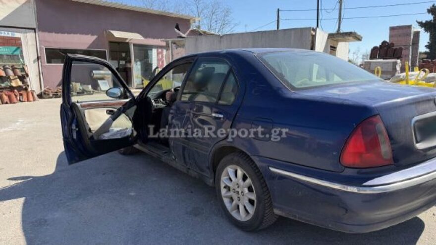 Τροχαίο στη Λαμία, αυτοκίνητο έκανε αναστροφή και συγκρούστηκε με μηχανάκι ντελίβερι