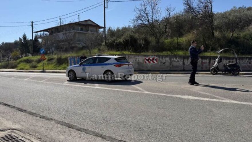 Τροχαίο στη Λαμία, αυτοκίνητο έκανε αναστροφή και συγκρούστηκε με μηχανάκι ντελίβερι
