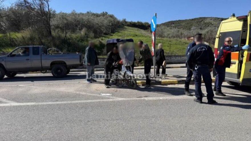 Τροχαίο στη Λαμία, αυτοκίνητο έκανε αναστροφή και συγκρούστηκε με μηχανάκι ντελίβερι