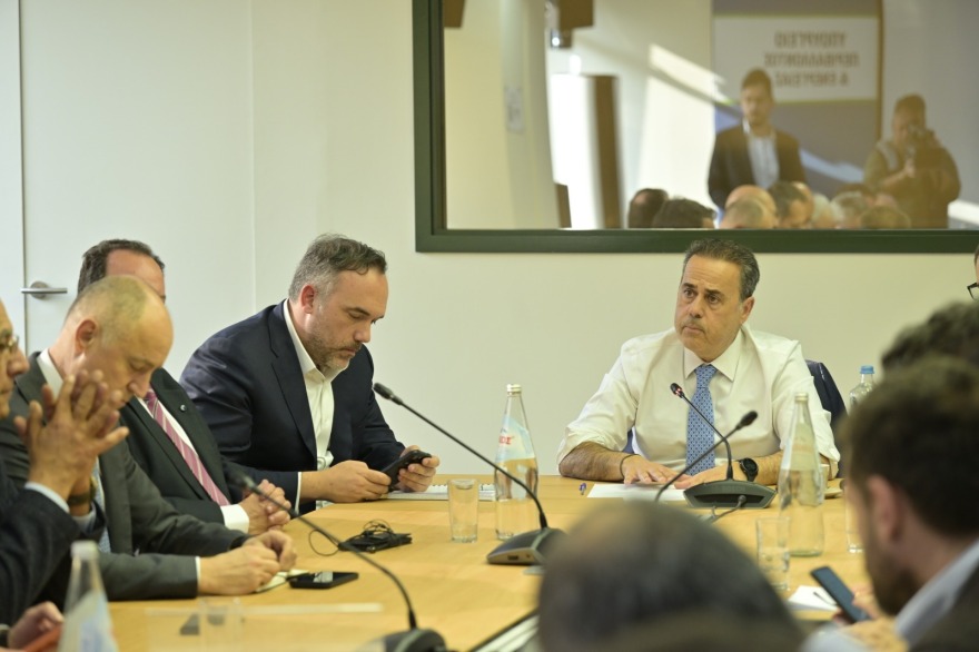 Σύσκεψη της ομάδας διαχείρισης κρίσης για την ανάφλεξη στη Μέση Ανατολή: Επάρκεια στην αγορά, για πάνω από 3 μήνες επαρκούν τα αποθέματα πετρελαίου