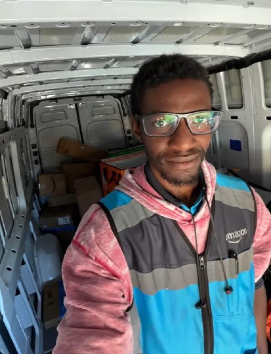 Ηθοποιός του «Better Call Saul» μεταφέρει πλέον δέματα της Amazon