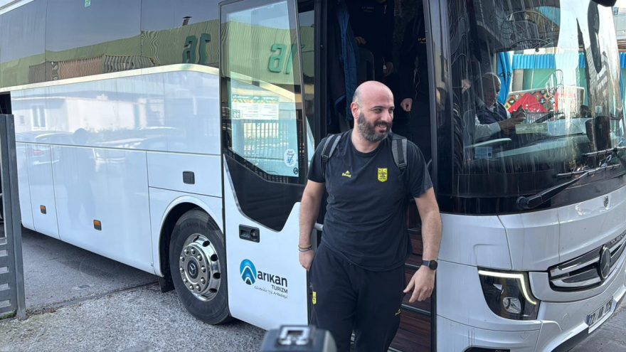 Επέστρεψε στην Ελλάδα η ομάδα νέων του Άρη: Με αγκαλιές τους υποδέχθηκαν στο «Αλεξάνδρειο»