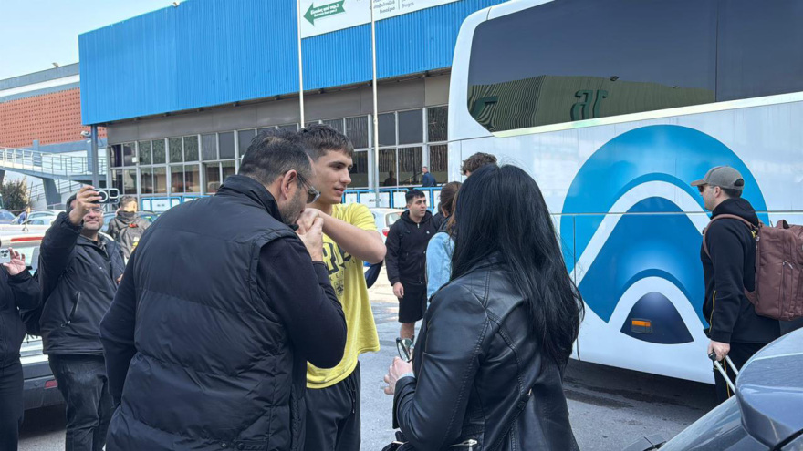 Επέστρεψε στην Ελλάδα η ομάδα νέων του Άρη: Με αγκαλιές τους υποδέχθηκαν στο «Αλεξάνδρειο»