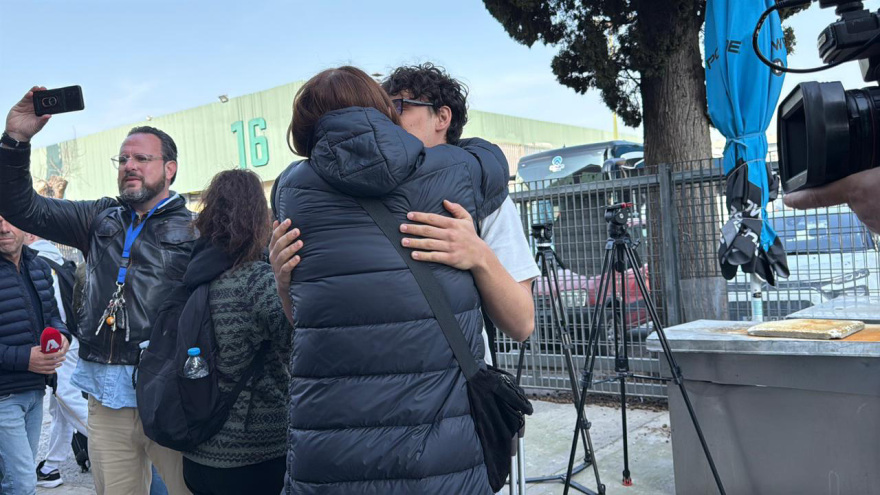 Επέστρεψε στην Ελλάδα η ομάδα νέων του Άρη: Με αγκαλιές τους υποδέχθηκαν στο «Αλεξάνδρειο»