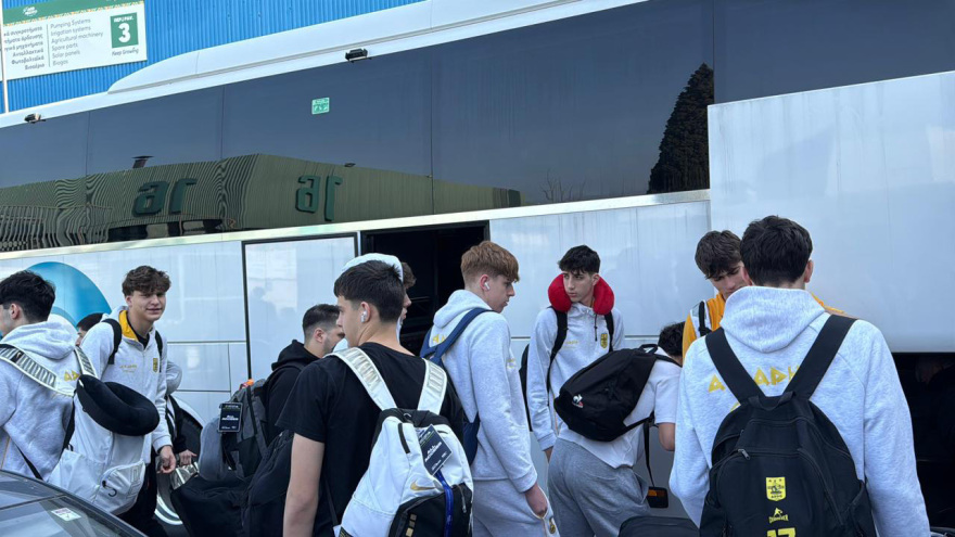 Επέστρεψε στην Ελλάδα η ομάδα νέων του Άρη: Με αγκαλιές τους υποδέχθηκαν στο «Αλεξάνδρειο»