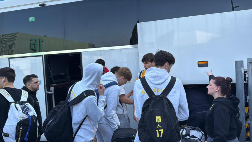 Επέστρεψε στην Ελλάδα η ομάδα νέων του Άρη: Με αγκαλιές τους υποδέχθηκαν στο «Αλεξάνδρειο»