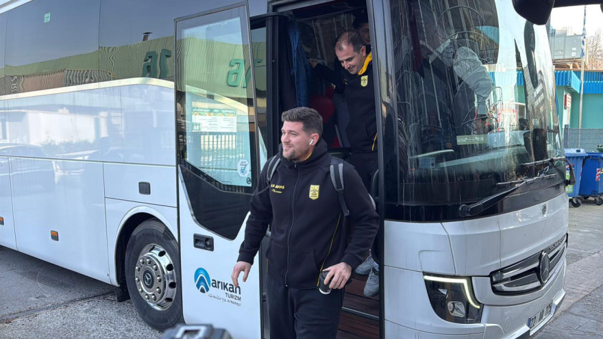 Επέστρεψε στην Ελλάδα η ομάδα νέων του Άρη: Με αγκαλιές τους υποδέχθηκαν στο «Αλεξάνδρειο»