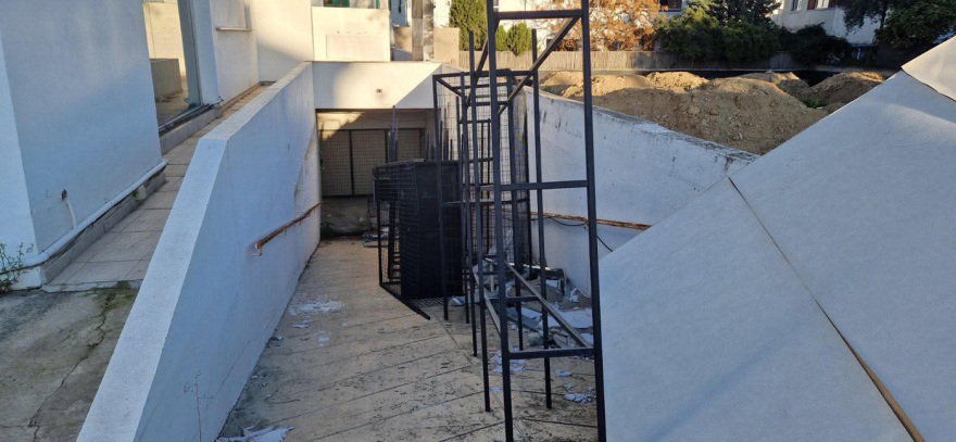 Απογοητευτικές εικόνες από καταφύγια στην Κύπρο: Σε πάρκινγκ πολυκατοικιών, αποθήκες και... κοτέτσια