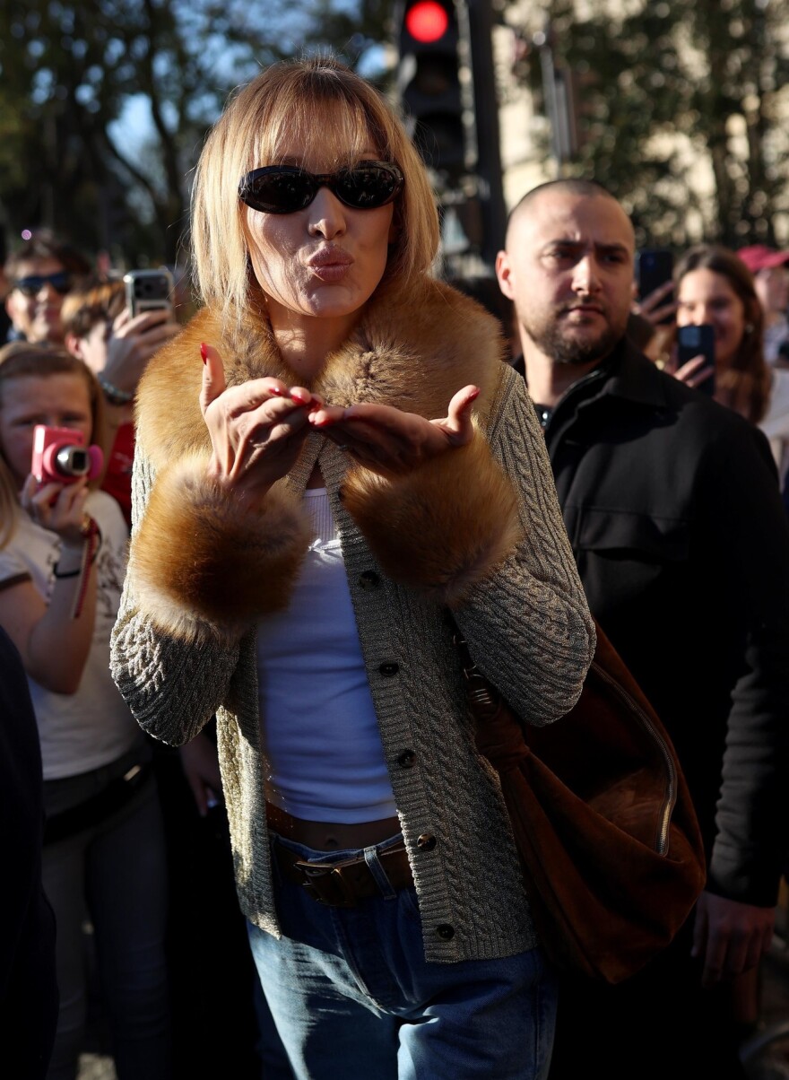 Μπέλα Χαντίντ: Η εμφάνιση που θύμισε Άννα Γουίντουρ, το μοντέλο υιοθέτησε το χαρακτηριστικό κούρεμά της 
