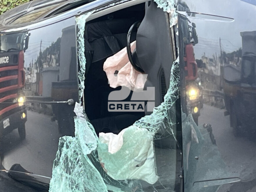 Τροχαίο στο Ηράκλειο Κρήτης, αναποδογύρισε αυτοκίνητο και εγκλωβίστηκε ο οδηγός, δείτε φωτογραφίες