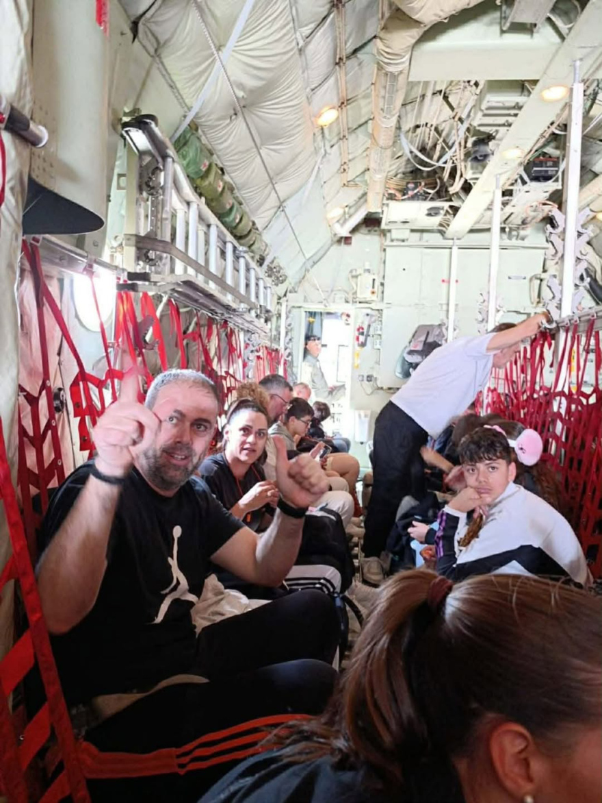 Έφτασε στην Ελευσίνα το C-130 με 91 Ελληνες που είχαν εγκλωβιστεί στο Αμπου Ντάμπι, ανάμεσά τους συγγενείς των αθλητών της ομάδας του Άρη, δείτε φωτογραφίες μέσα από το αεροσκάφος