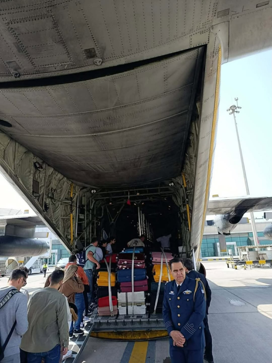 Έφτασε στην Ελευσίνα το C-130 με 91 Ελληνες που είχαν εγκλωβιστεί στο Αμπου Ντάμπι, ανάμεσά τους συγγενείς των αθλητών της ομάδας του Άρη, δείτε φωτογραφίες μέσα από το αεροσκάφος