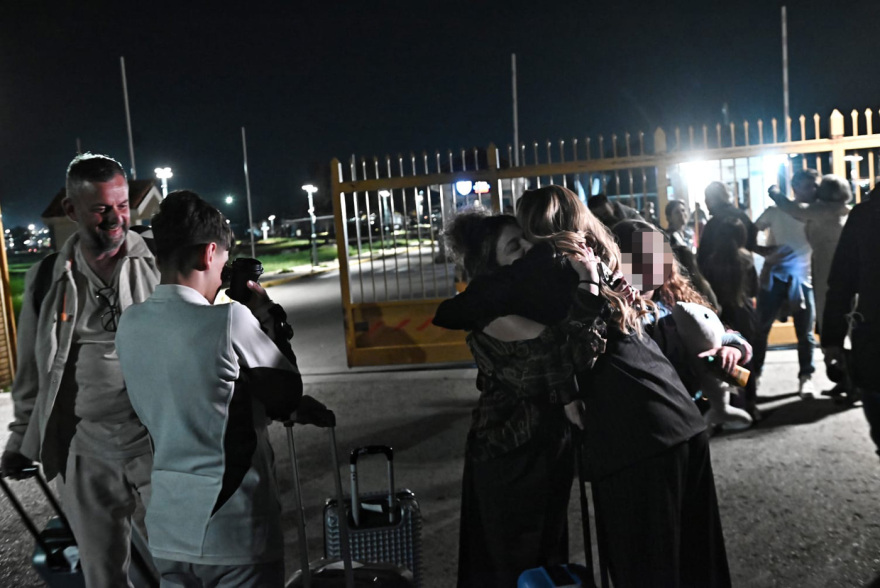 Στις αγκαλιές των δικών τους έπεσαν οι 91 Έλληνες που επαναπατρίστηκαν από το Άμπου Ντάμπι - Εφτασαν με C-130 στην Ελευσίνα