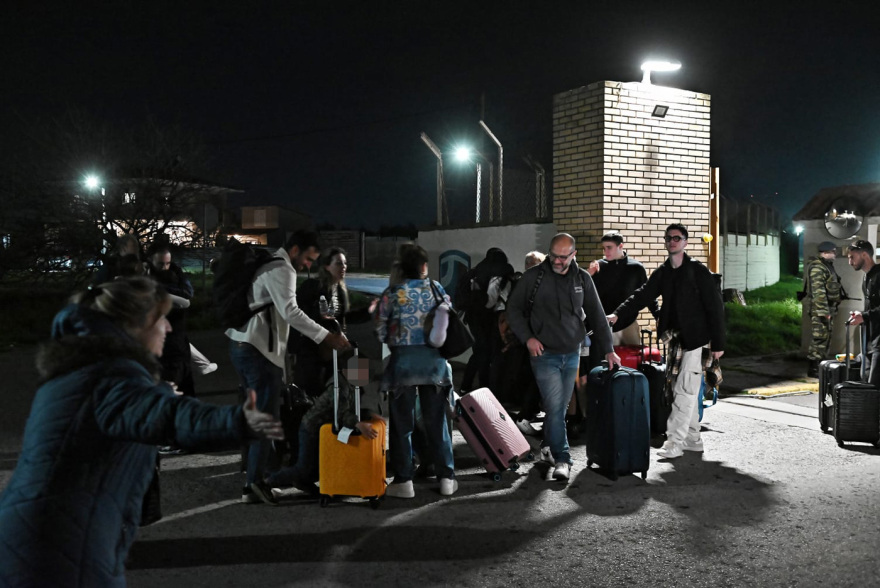 Στις αγκαλιές των δικών τους έπεσαν οι 91 Έλληνες που επαναπατρίστηκαν από το Άμπου Ντάμπι - Εφτασαν με C-130 στην Ελευσίνα