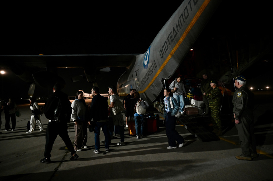 Στις αγκαλιές των δικών τους έπεσαν οι 91 Έλληνες που επαναπατρίστηκαν από το Άμπου Ντάμπι - Εφτασαν με C-130 στην Ελευσίνα