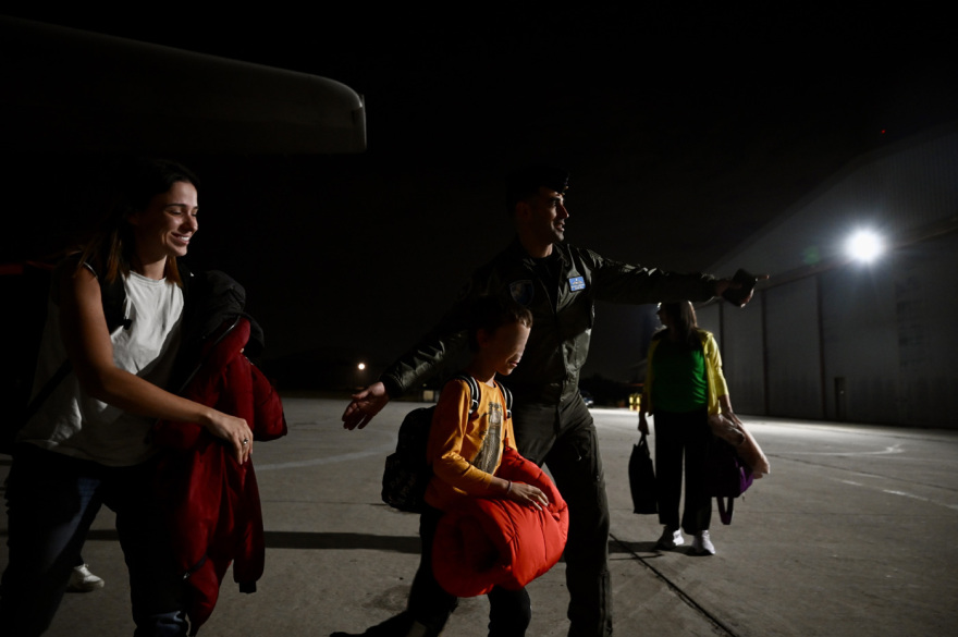 Στις αγκαλιές των δικών τους έπεσαν οι 91 Έλληνες που επαναπατρίστηκαν από το Άμπου Ντάμπι - Εφτασαν με C-130 στην Ελευσίνα