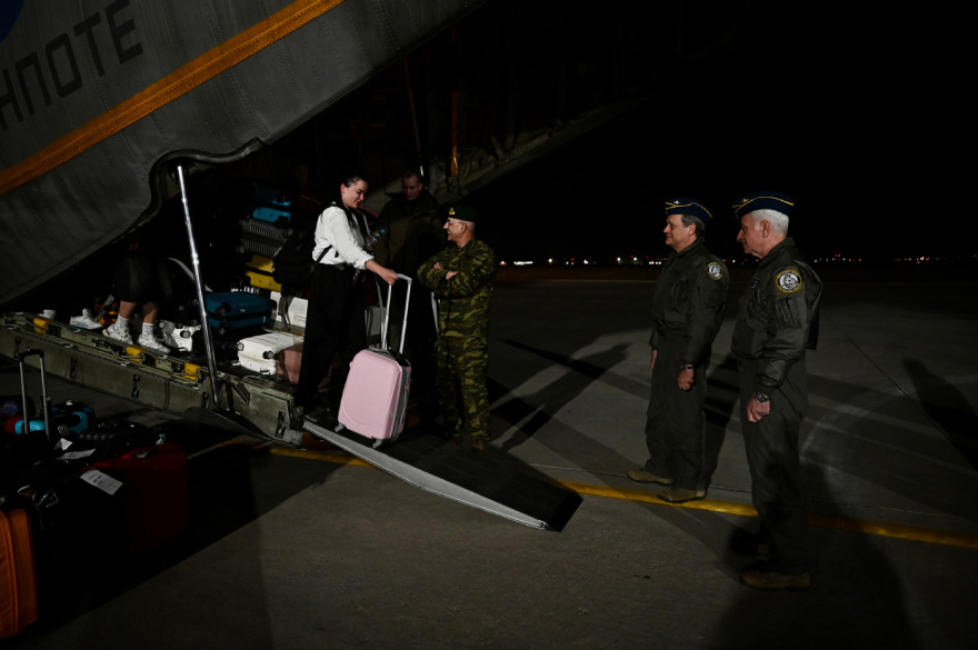 Στις αγκαλιές των δικών τους έπεσαν οι 91 Έλληνες που επαναπατρίστηκαν από το Άμπου Ντάμπι - Εφτασαν με C-130 στην Ελευσίνα