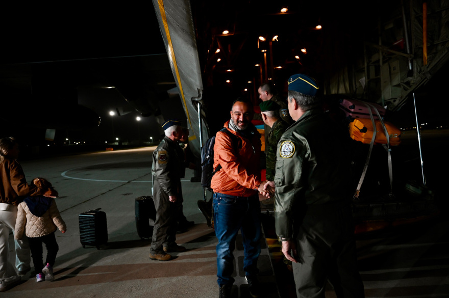 Στις αγκαλιές των δικών τους έπεσαν οι 91 Έλληνες που επαναπατρίστηκαν από το Άμπου Ντάμπι - Εφτασαν με C-130 στην Ελευσίνα