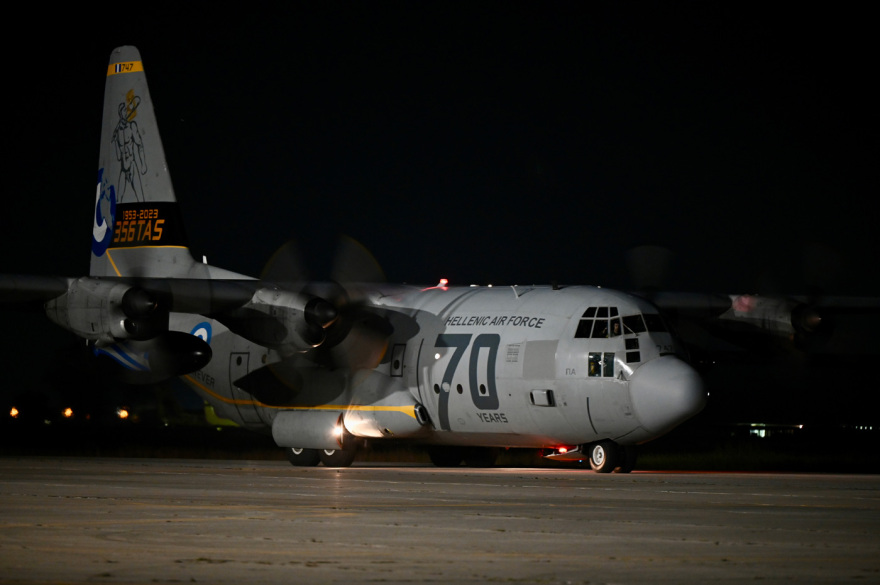 Στις αγκαλιές των δικών τους έπεσαν οι 91 Έλληνες που επαναπατρίστηκαν από το Άμπου Ντάμπι - Εφτασαν με C-130 στην Ελευσίνα