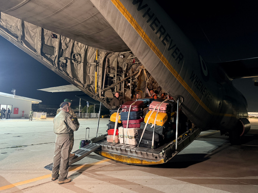 Στις αγκαλιές των δικών τους έπεσαν οι 91 Έλληνες που επαναπατρίστηκαν από το Άμπου Ντάμπι - Εφτασαν με C-130 στην Ελευσίνα