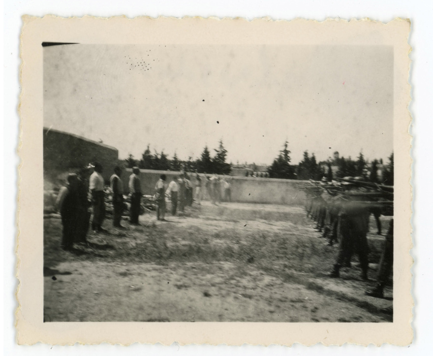 Κοιτώντας τον θάνατο στα μάτια: Η συγκλονιστική φωτογραφία από την εκτέλεση των 200 στην Καισαριανή