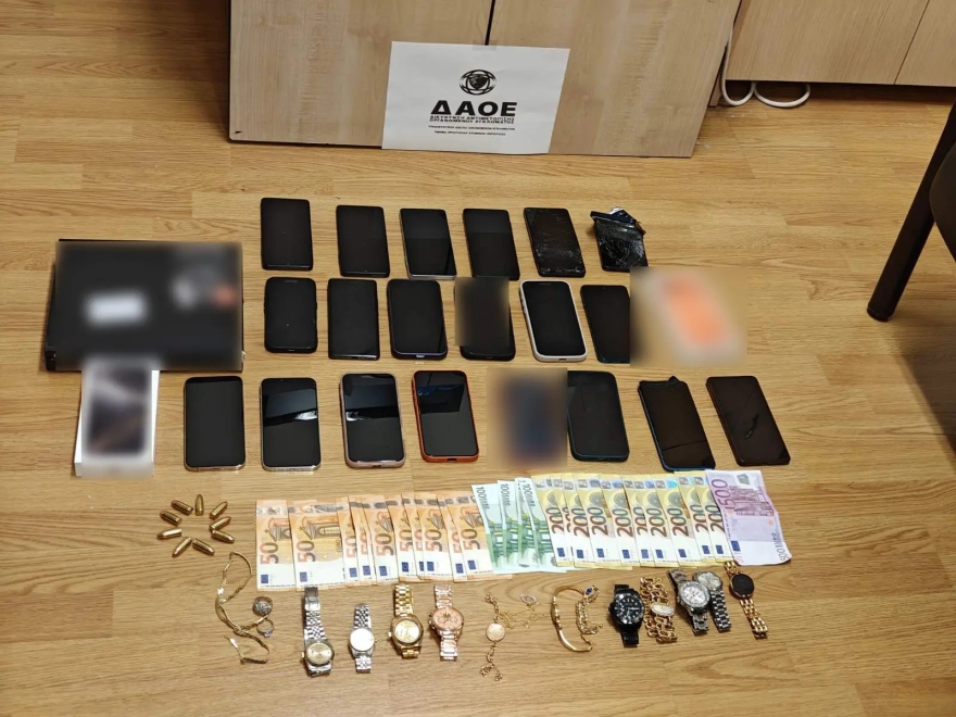 Πώς δρούσε η συμμορία που εξαπατούσε τηλεφωνικά πολίτες: Οι «τηλεφωνητές», οι «εισπράκτορες» και τα κέρδη των 280.000 ευρώ