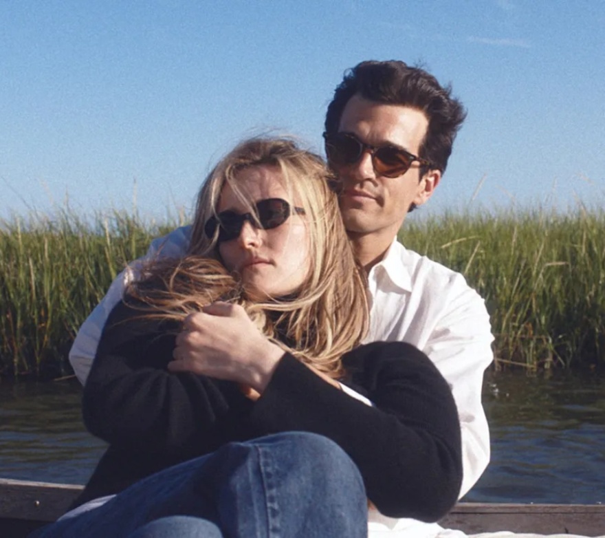 Η σειρά για τον θυελλώδη έρωτα του Τζον Φ. Κένεντι Τζούνιορ και της Κάρολιν Μπεσέτ που έχει γίνει viral