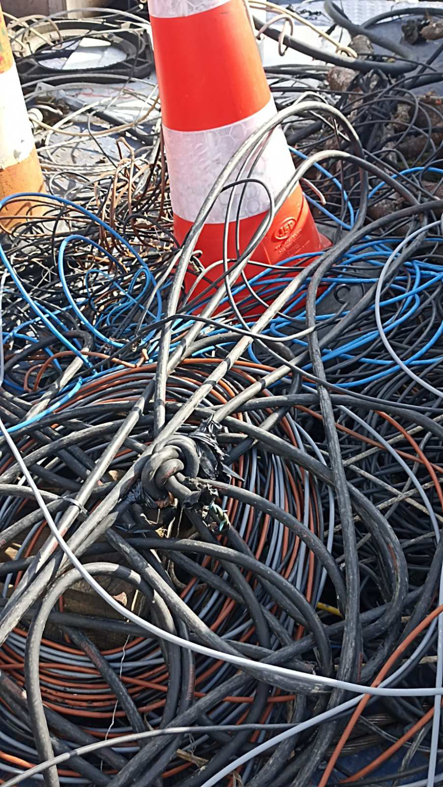 Επιχείρηση σκούπα στη Φυλή: Ξήλωσαν καλώδια 1650 μέτρων που χρησιμοποιούνταν για ρευματοκλοπές, 12 συλλήψεις