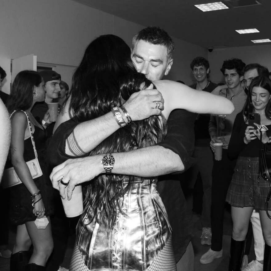 Ντούα Λίπα: Οι φωτογραφίες από την παιδική της ηλικία στην αγκαλιά του πατέρα της