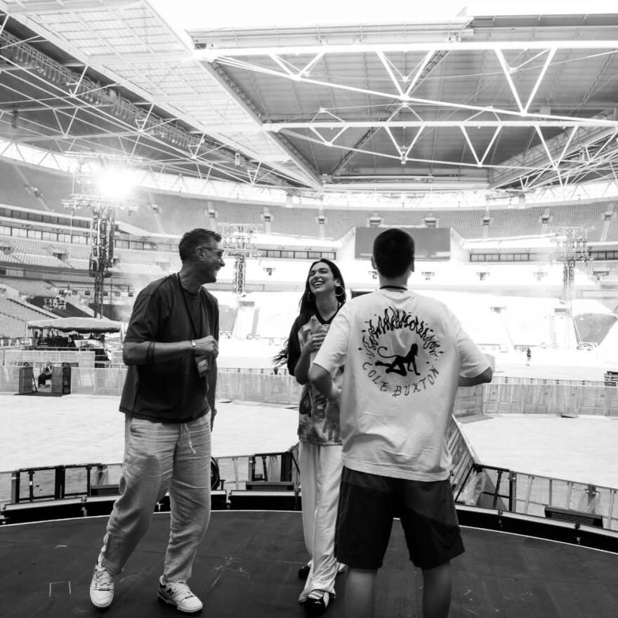 Ντούα Λίπα: Οι φωτογραφίες από την παιδική της ηλικία στην αγκαλιά του πατέρα της