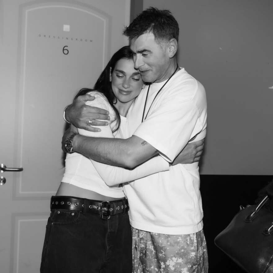 Ντούα Λίπα: Οι φωτογραφίες από την παιδική της ηλικία στην αγκαλιά του πατέρα της