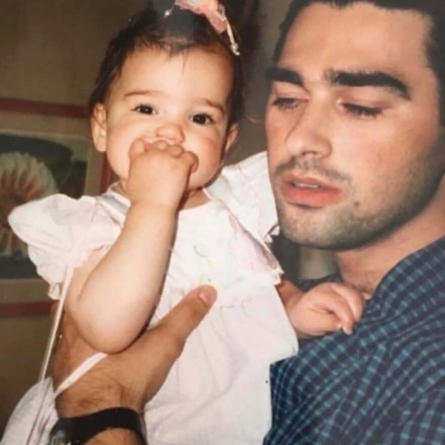 Ντούα Λίπα: Οι φωτογραφίες από την παιδική της ηλικία στην αγκαλιά του πατέρα της