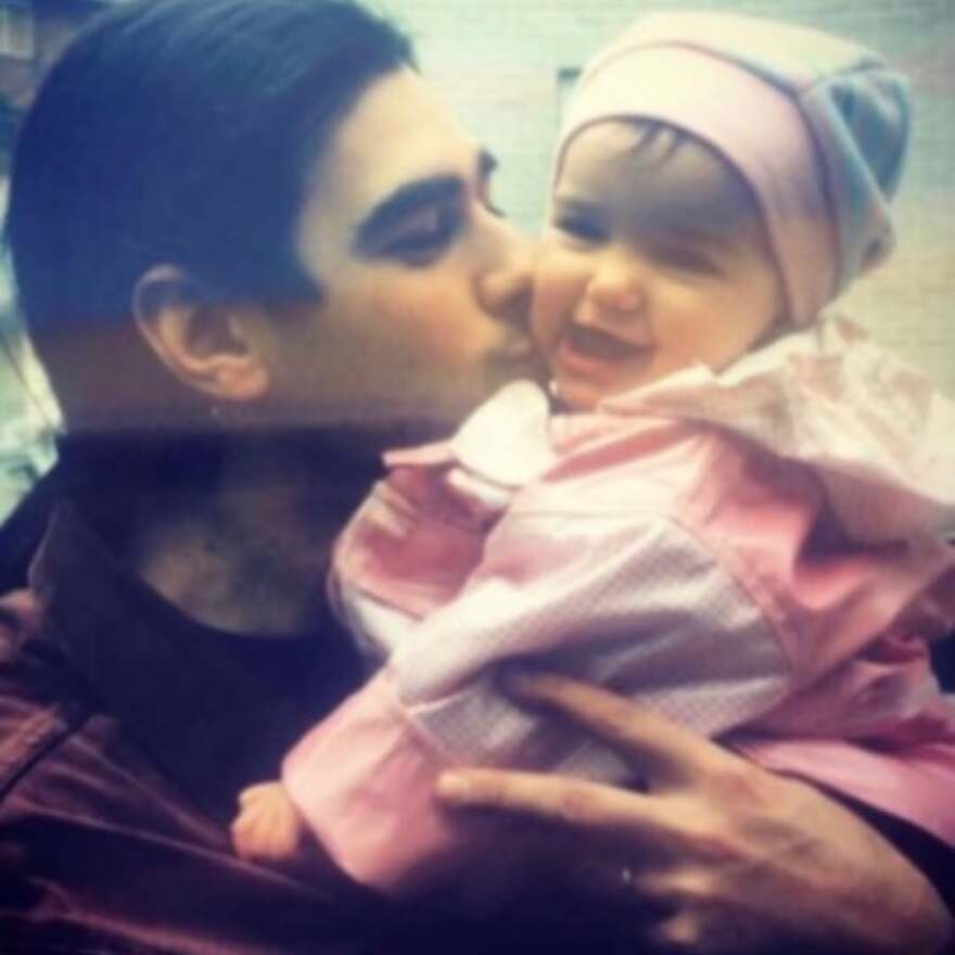 Ντούα Λίπα: Οι φωτογραφίες από την παιδική της ηλικία στην αγκαλιά του πατέρα της