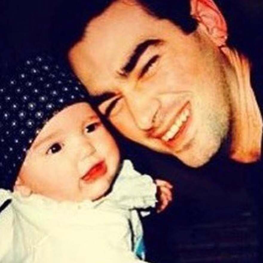 Ντούα Λίπα: Οι φωτογραφίες από την παιδική της ηλικία στην αγκαλιά του πατέρα της