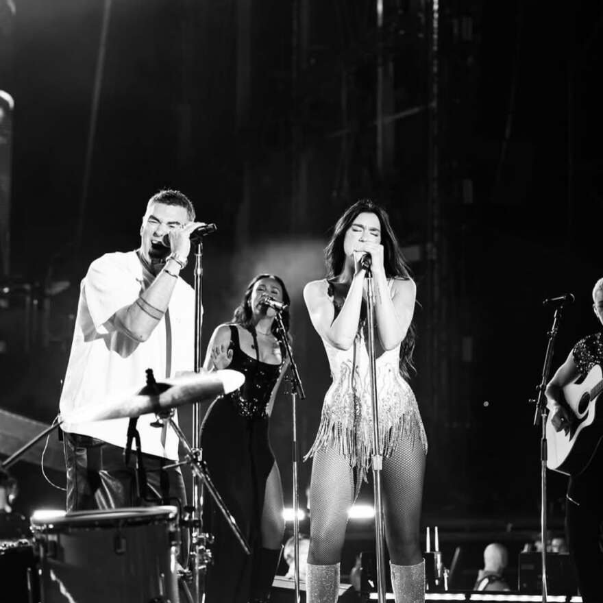 Ντούα Λίπα: Οι φωτογραφίες από την παιδική της ηλικία στην αγκαλιά του πατέρα της