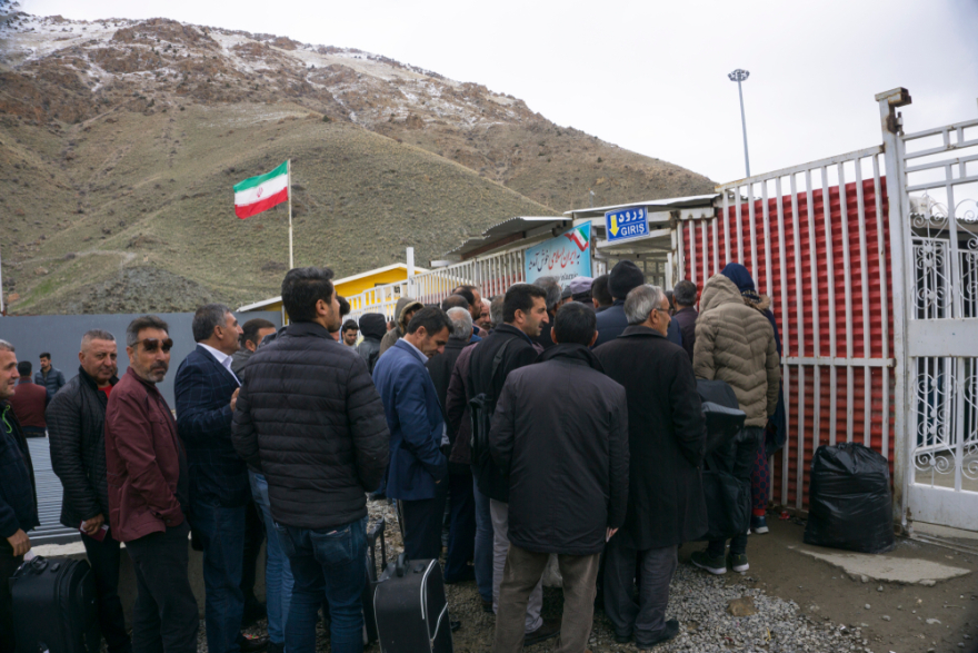 «Έχουμε να κοιμηθούμε 3 μέρες από τις εκρήξεις»: Ομάδες Ιρανών περνούν με πολικές θερμοκρασίες το συνοριακό πέρασμα στην ανατολική Τουρκία