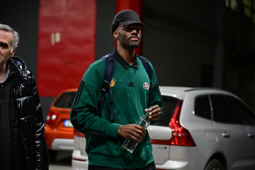 Έφτασε πρώτος στο ΣΕΦ για το παιχνίδι με τον Ολυμπιακό ο Χέιζ - Ντέιβις, βίντεο και φωτογραφίες