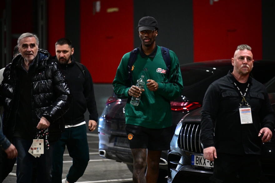 Έφτασε πρώτος στο ΣΕΦ για το παιχνίδι με τον Ολυμπιακό ο Χέιζ - Ντέιβις, βίντεο και φωτογραφίες