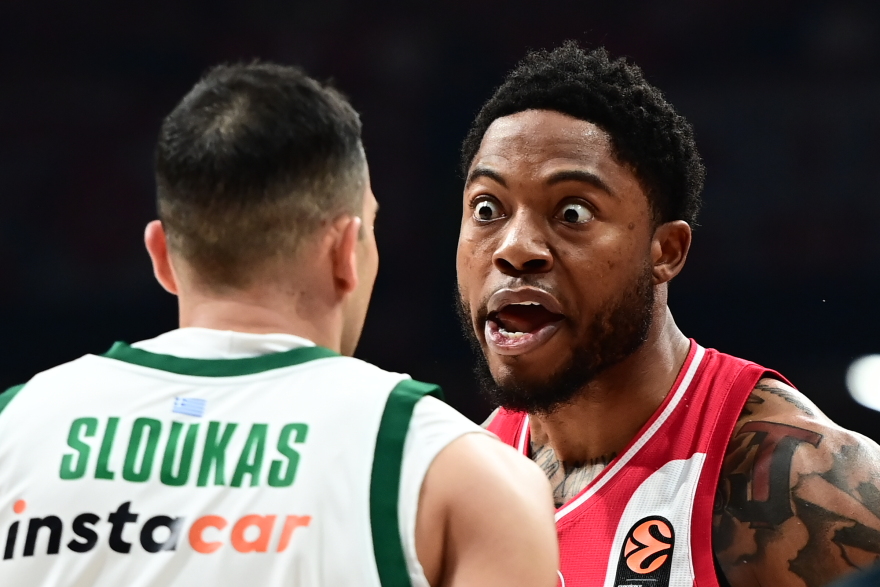 Ένταση μεταξύ Σλούκα και Τζόουνς στο ΣΕΦ: «Έφαγαν» από μια τεχνική ποινή, βίντεο και φωτογραφίες 