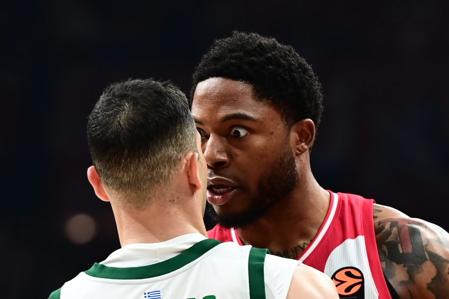 Ένταση μεταξύ Σλούκα και Τζόουνς στο ΣΕΦ: «Έφαγαν» από μια τεχνική ποινή, βίντεο και φωτογραφίες 