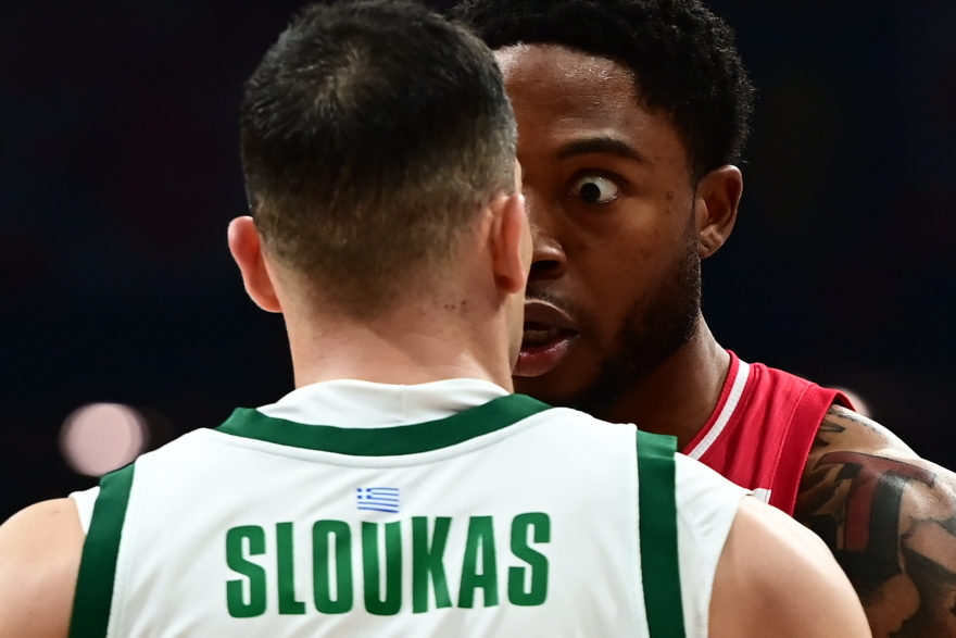 Ένταση μεταξύ Σλούκα και Τζόουνς στο ΣΕΦ: «Έφαγαν» από μια τεχνική ποινή, βίντεο και φωτογραφίες 