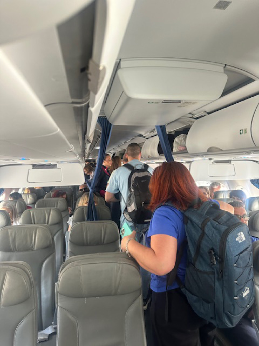 Επαναπατρίστηκαν 87 Ελλήνες πολίτες από το Ομάν στην Αθήνα με ειδική πτήση της SKY express
