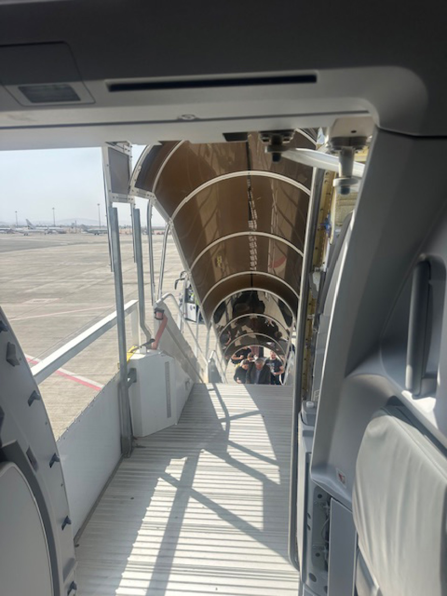 Επαναπατρίστηκαν 87 Ελλήνες πολίτες από το Ομάν στην Αθήνα με ειδική πτήση της SKY express
