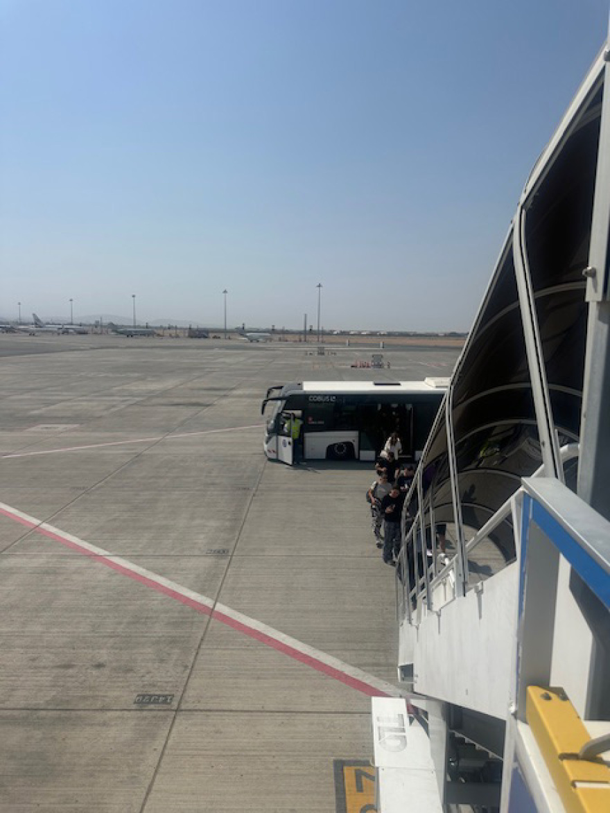 Επαναπατρίστηκαν 87 Ελλήνες πολίτες από το Ομάν στην Αθήνα με ειδική πτήση της SKY express
