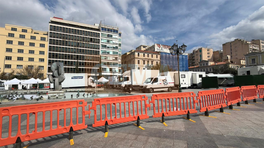 Στήνεται χολιγουντιανό στούντιο στην πλατεία Κοτζιά για τον Μπραντ Πιτ: Πού θα γίνουν τα γυρίσματα, δείτε βίντεο